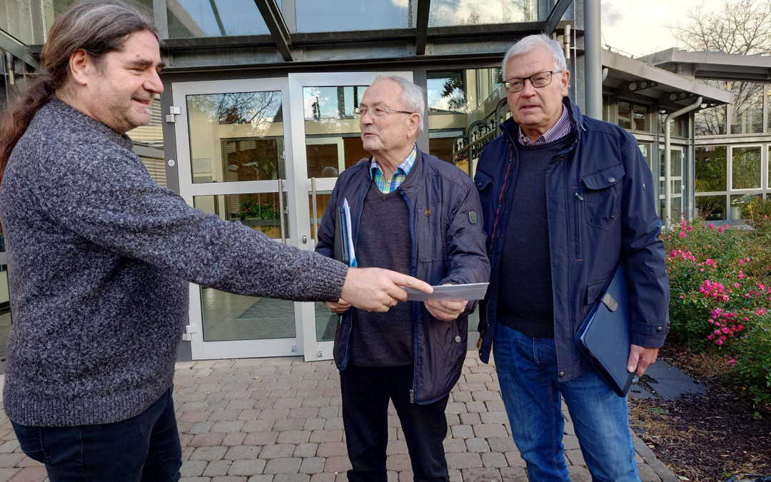 Übergabe eines Briefes an die CDU-Fraktion in der Regionalversammlung